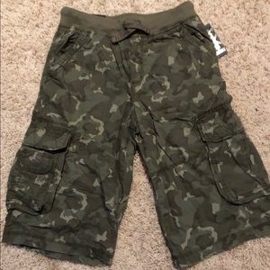 Boys XL Helix camo cargo shorts